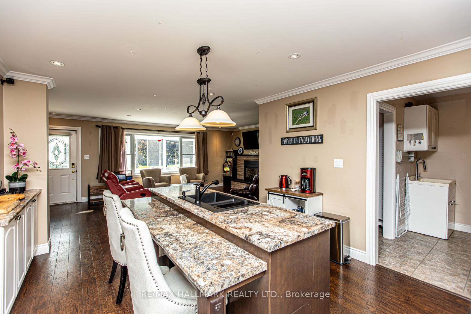 51 Elizabeth Crescent S