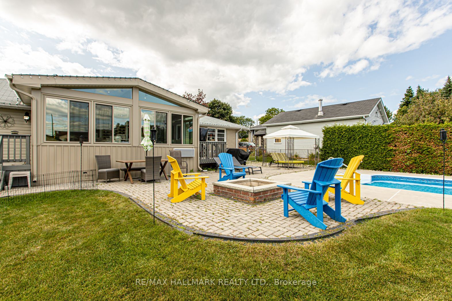 51 Elizabeth Crescent S