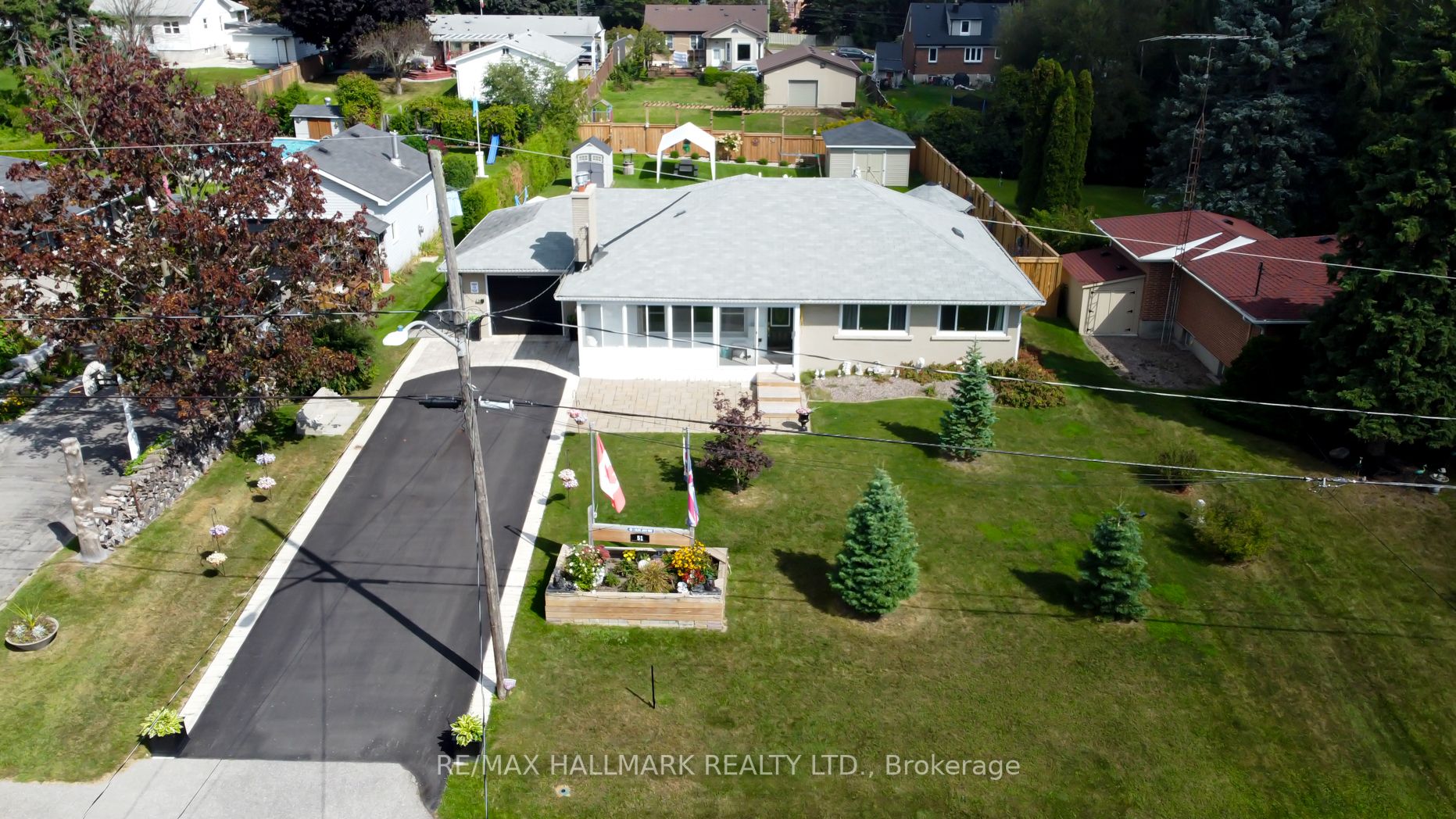 51 Elizabeth Crescent S