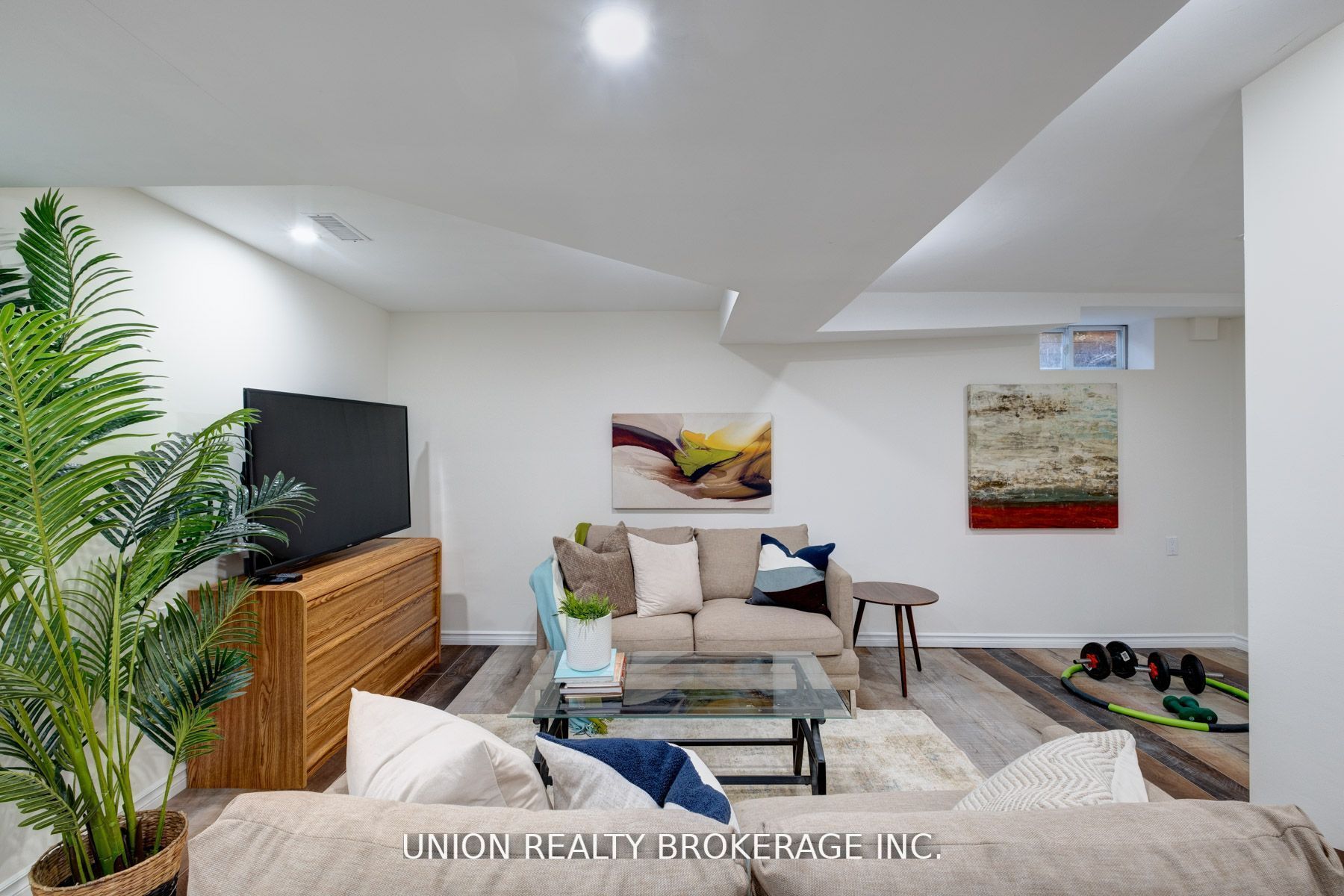 64 Dunstall Cres