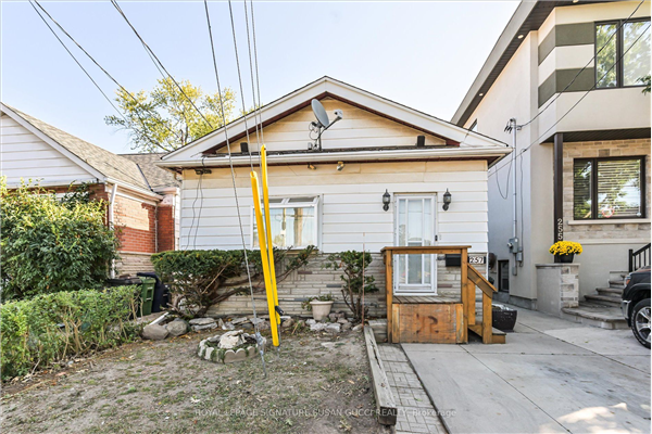 257 Chisholm Ave, Toronto