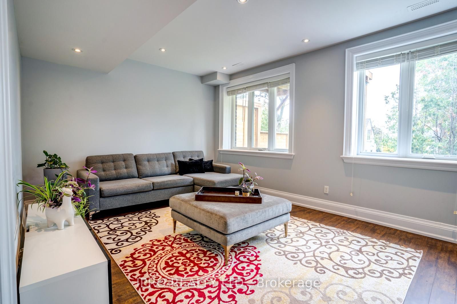 98 Squires Ave