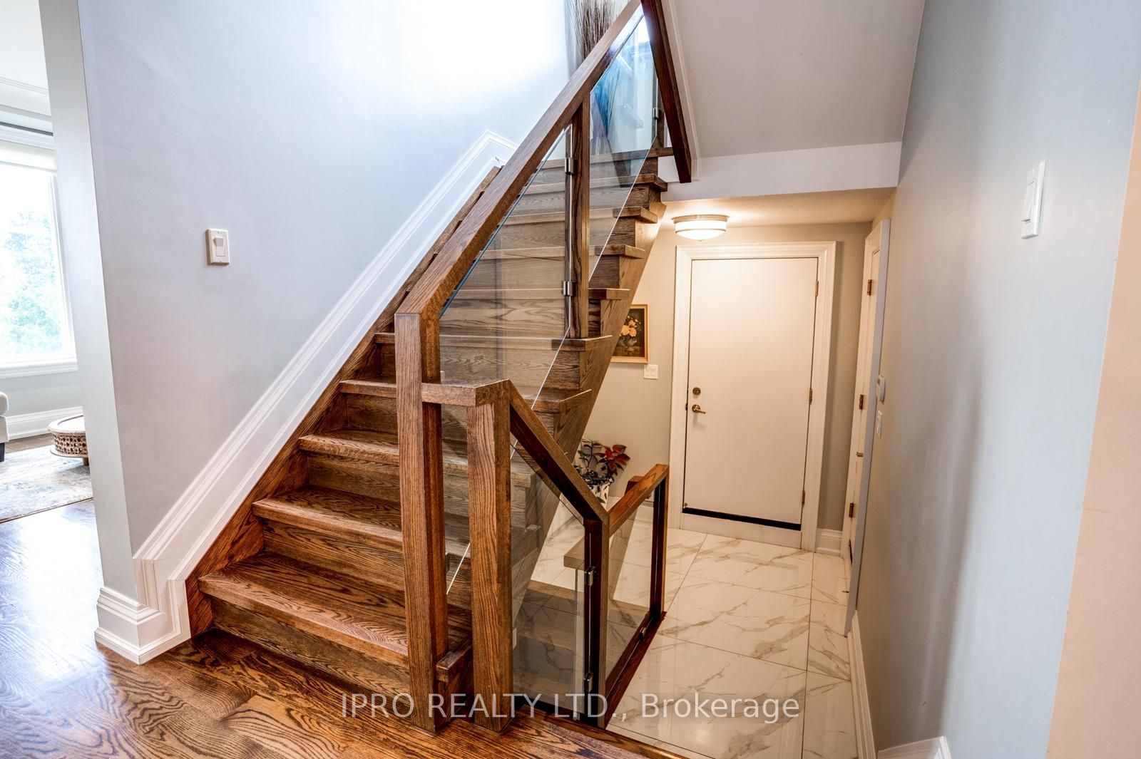 98 Squires Ave