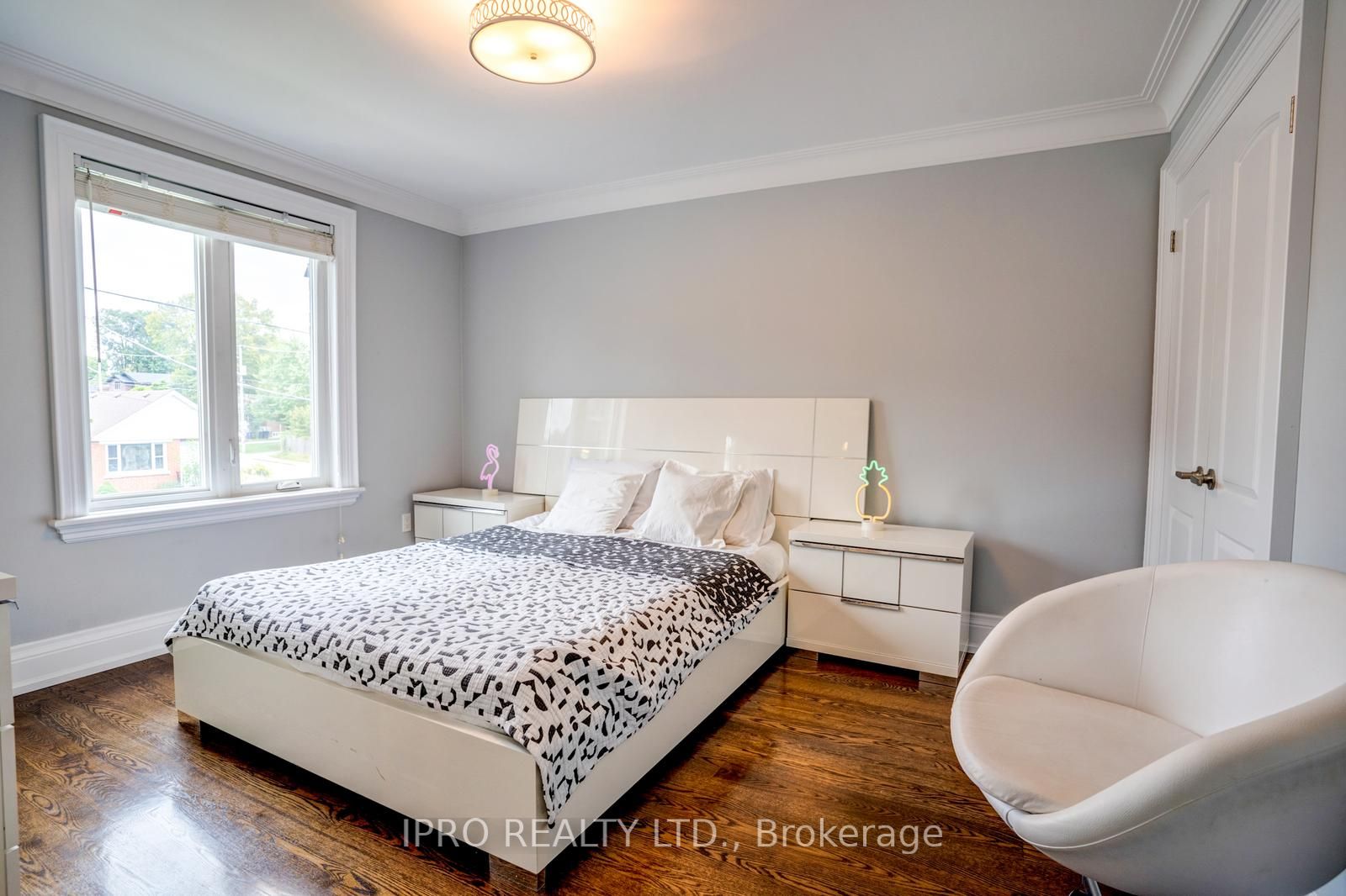 98 Squires Ave