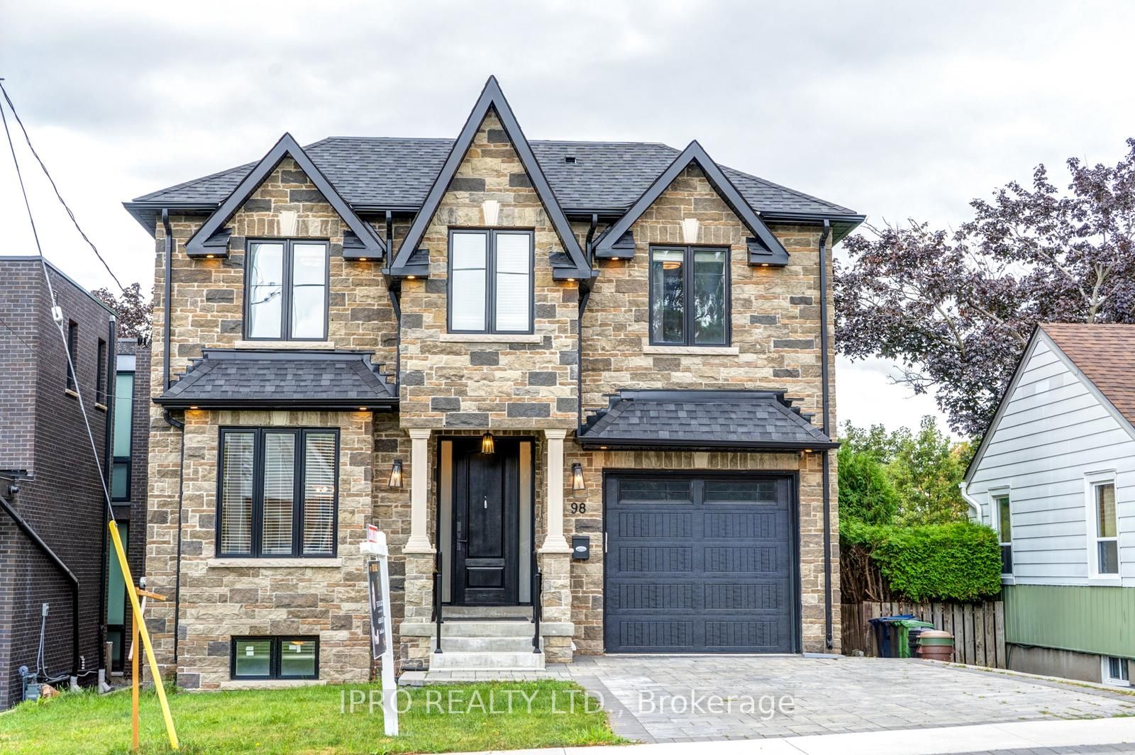 98 Squires Ave
