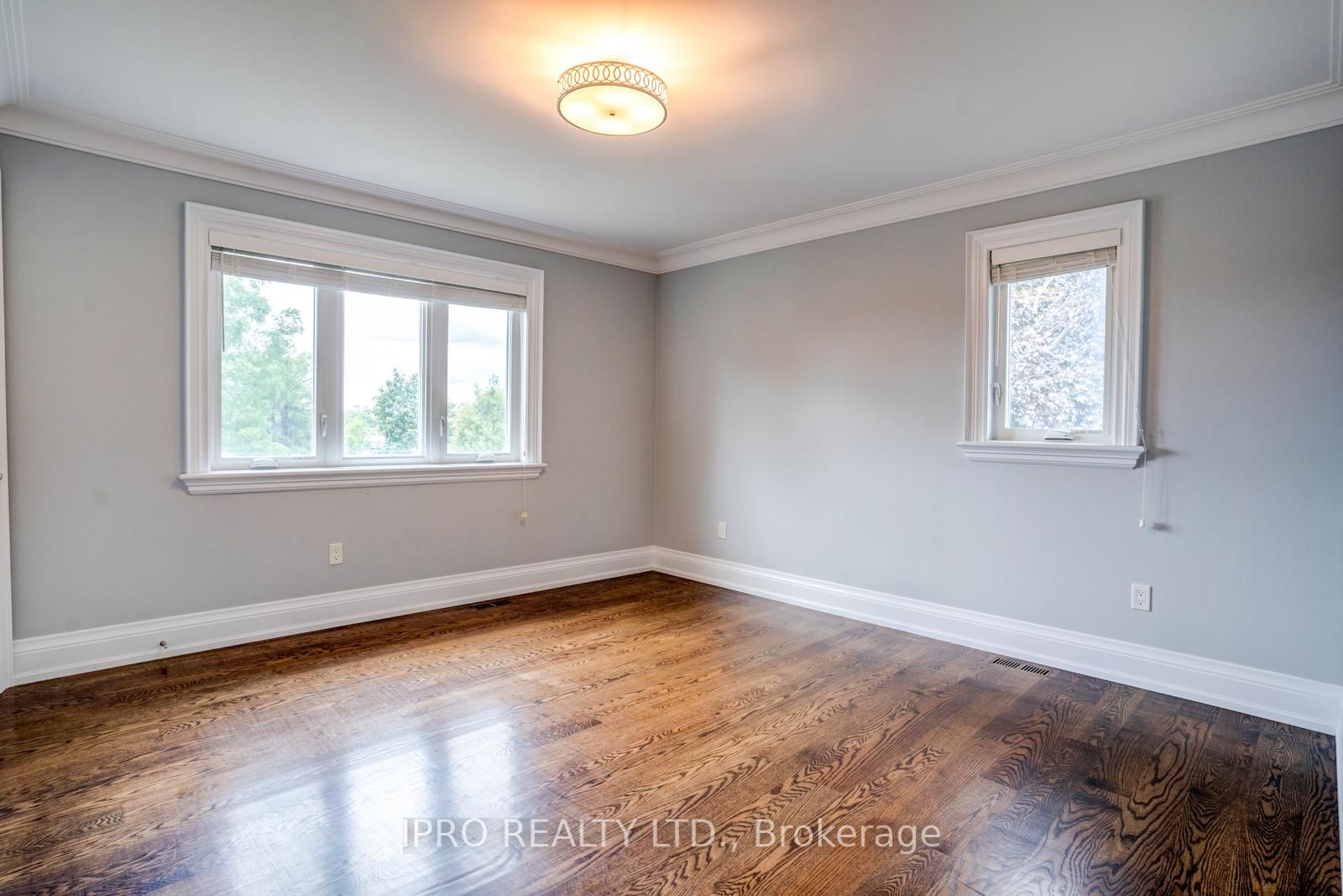 98 Squires Ave