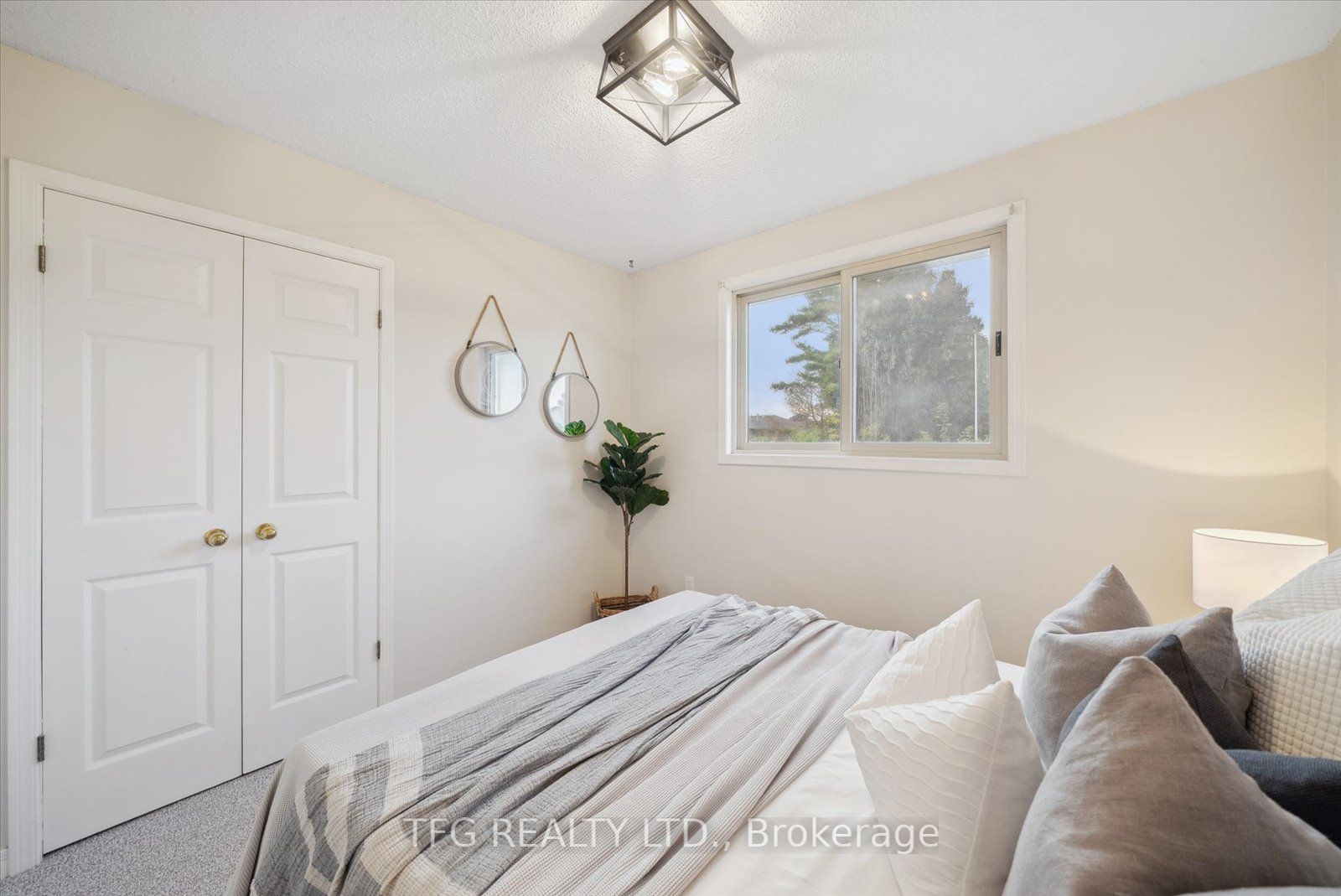 8 Kingswood Dr