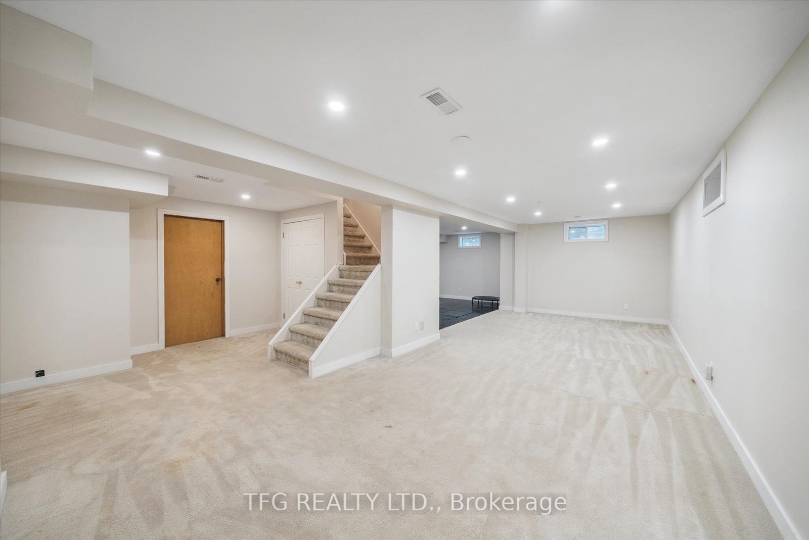 8 Kingswood Dr