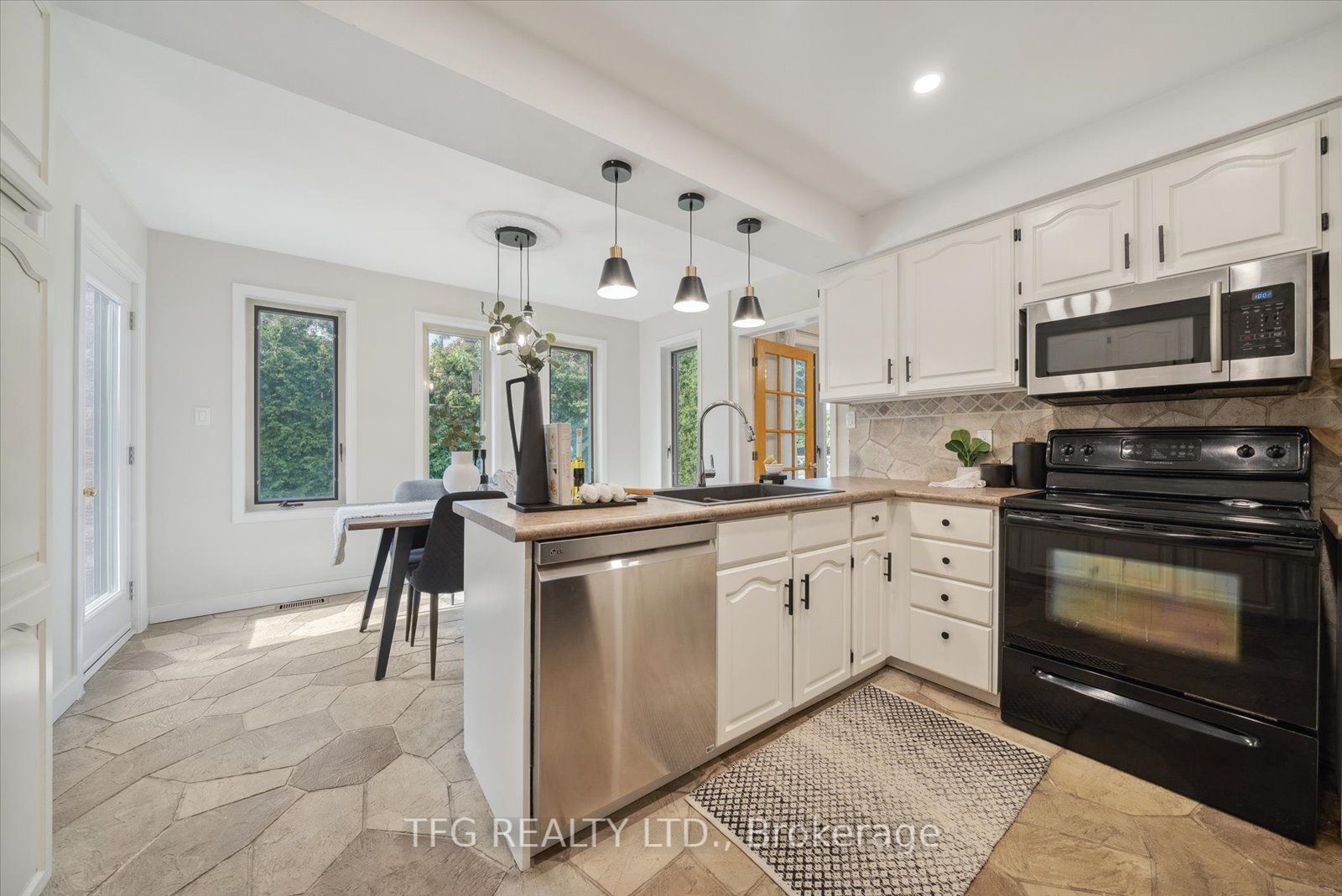 8 Kingswood Dr