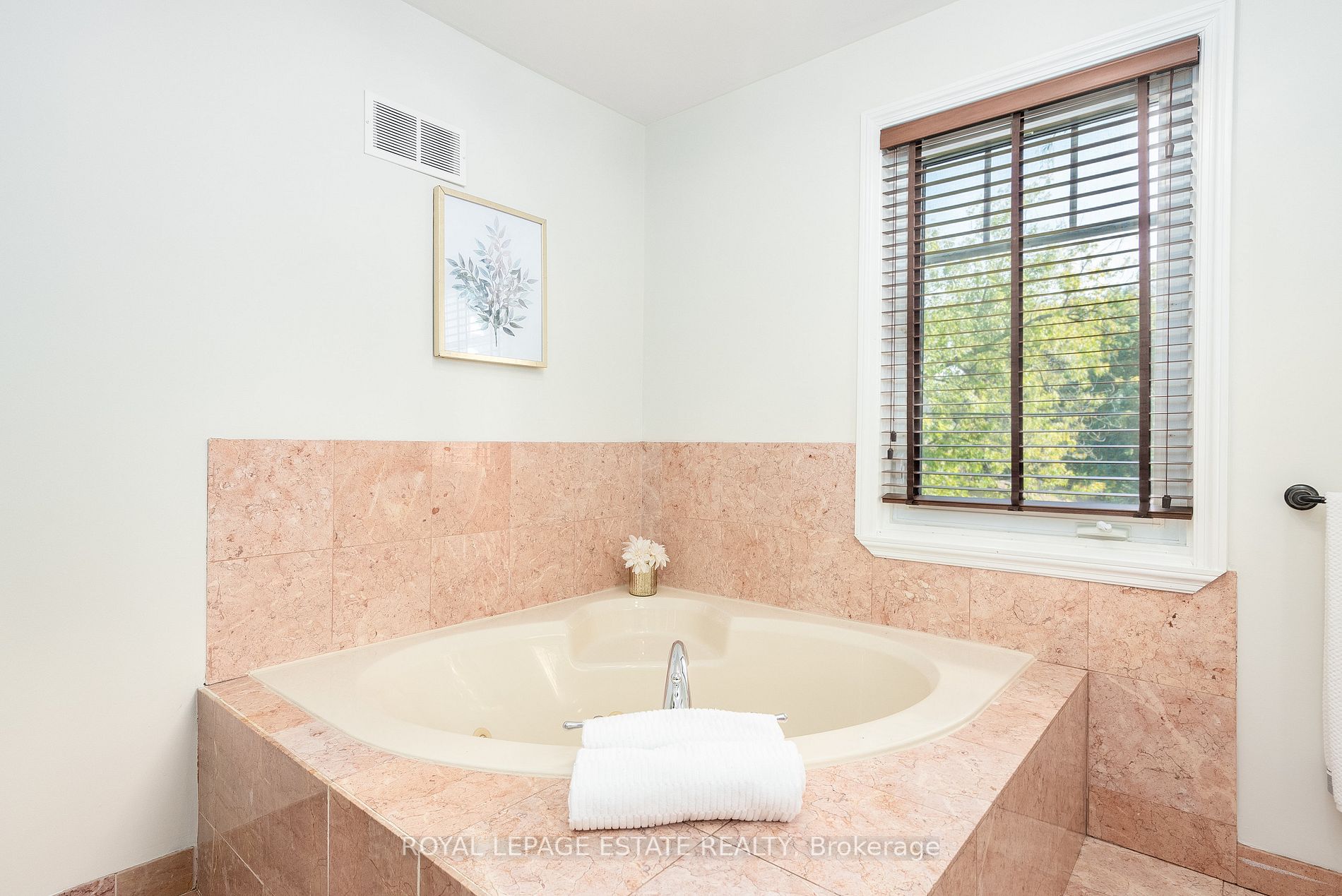 2 Highcliff Cres