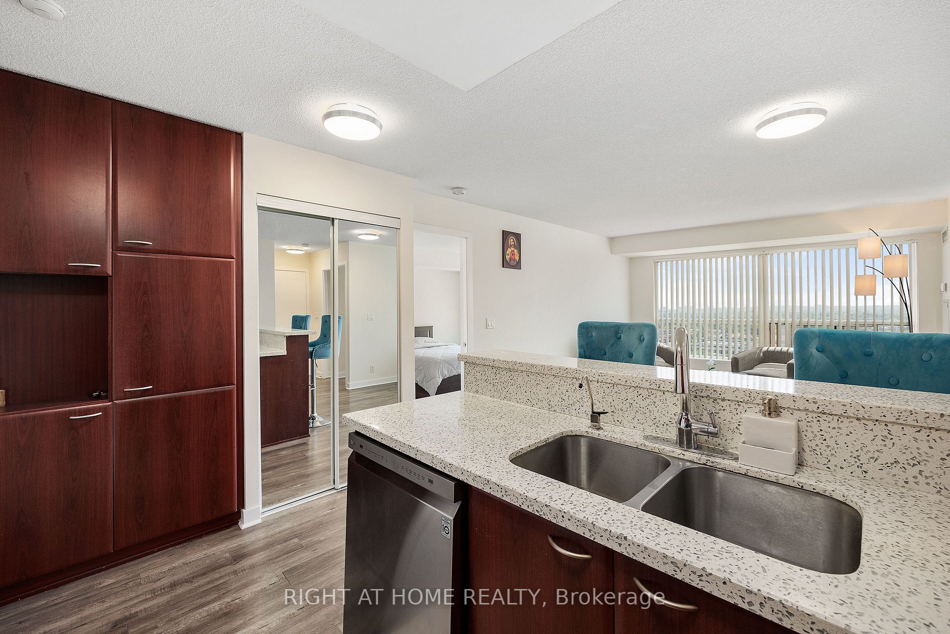 36 Lee Centre Dr, #2507