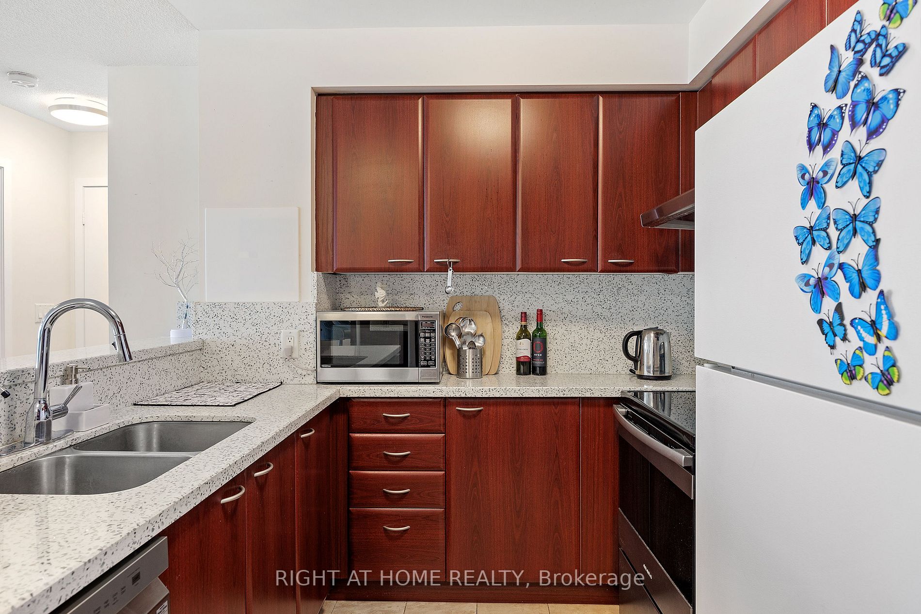 36 Lee Centre Dr, #2507