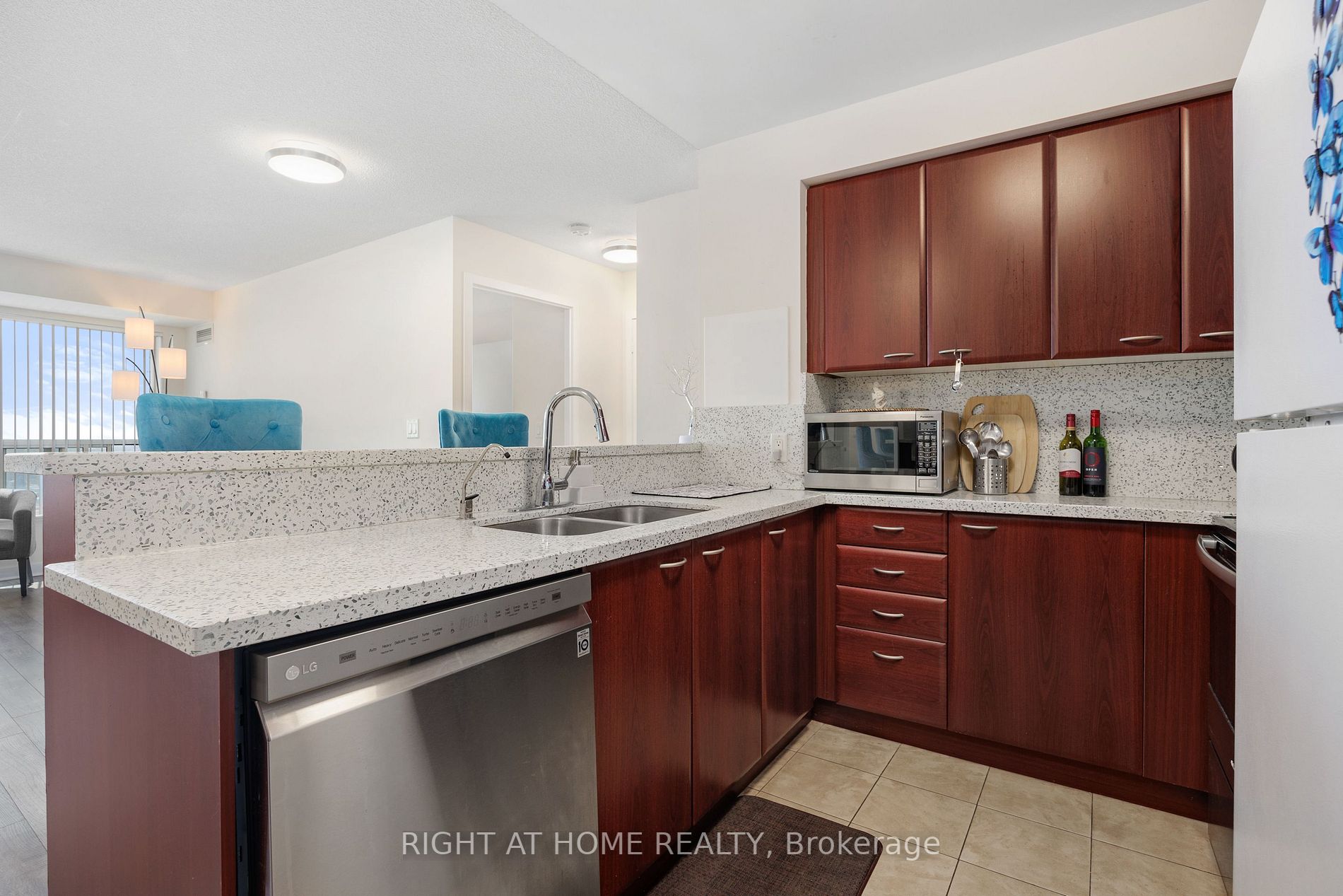 36 Lee Centre Dr, #2507