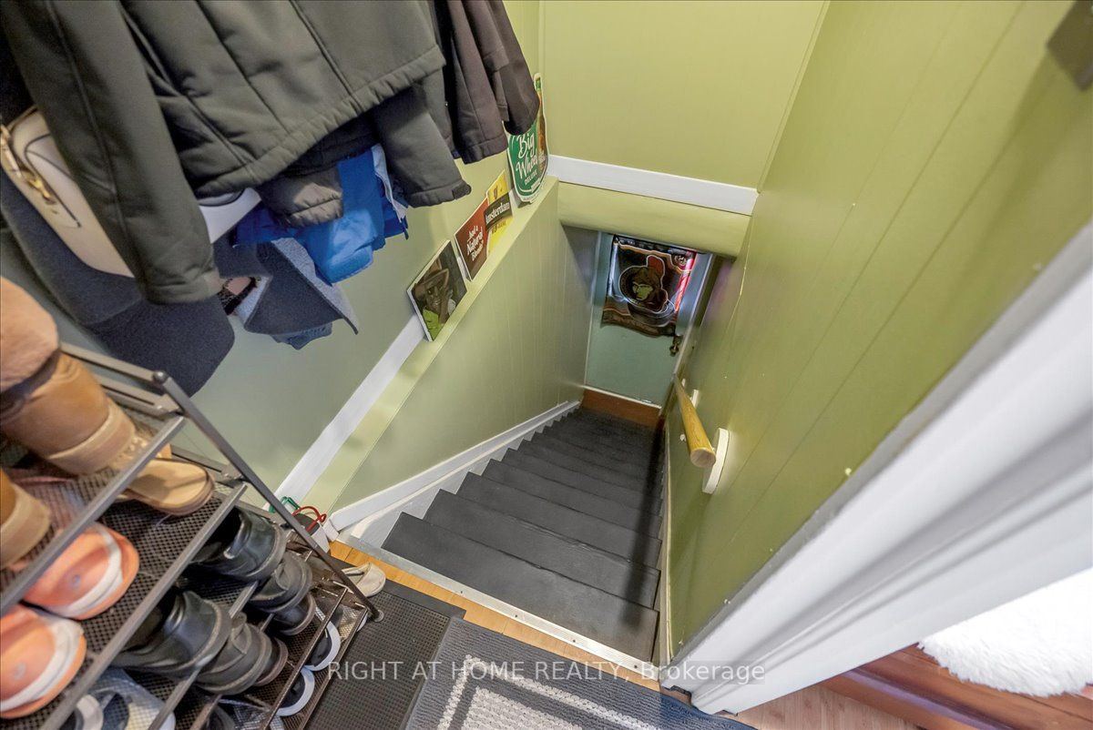 110 Donlands Ave W