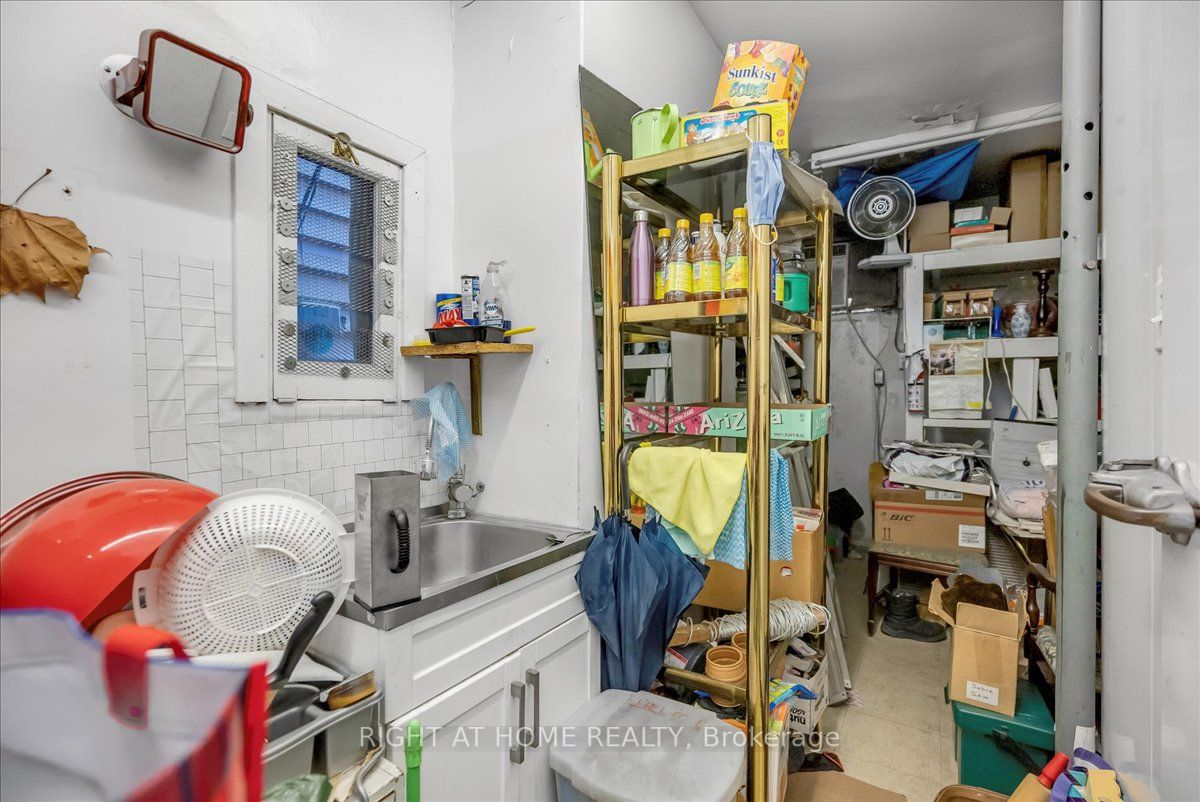 110 Donlands Ave W