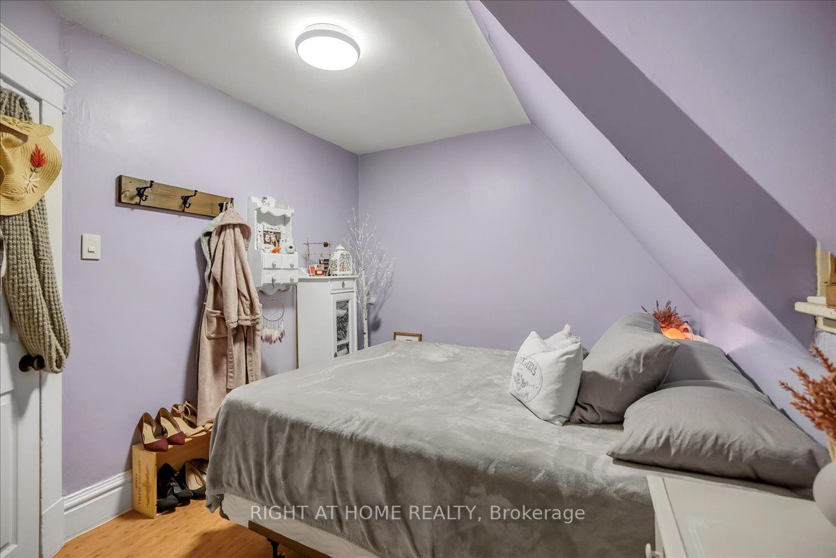 110 Donlands Ave W