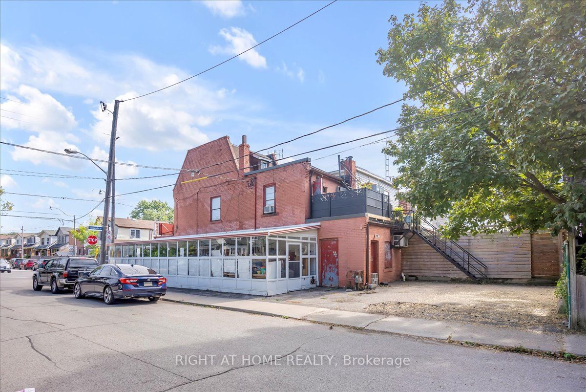 110 Donlands Ave W