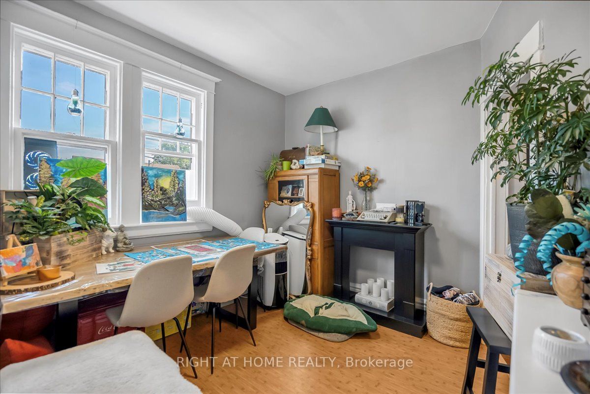 110 Donlands Ave W