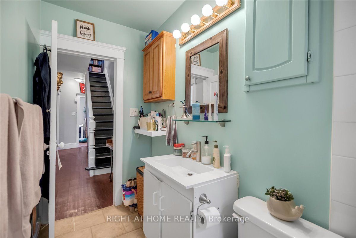 110 Donlands Ave W