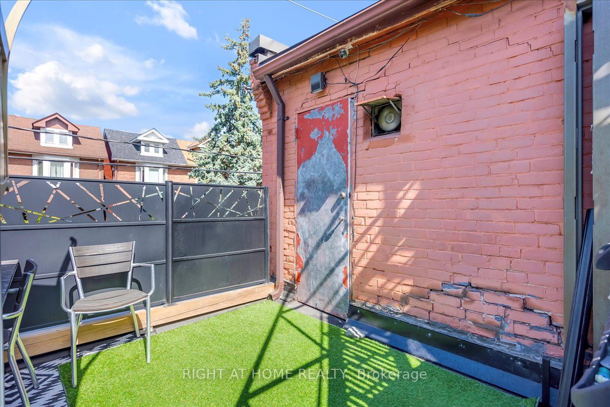 110 Donlands Ave W