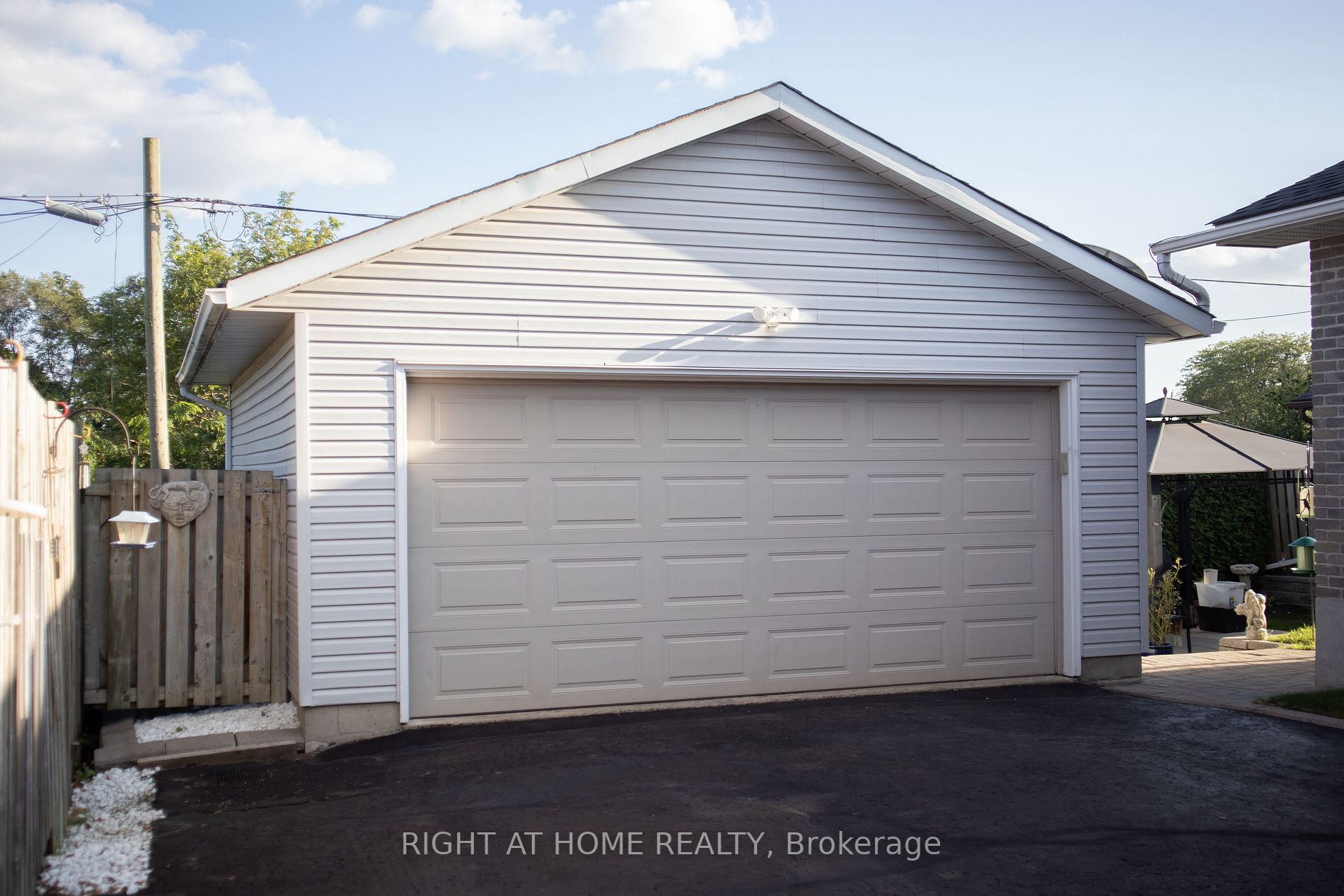373 Welland Ave