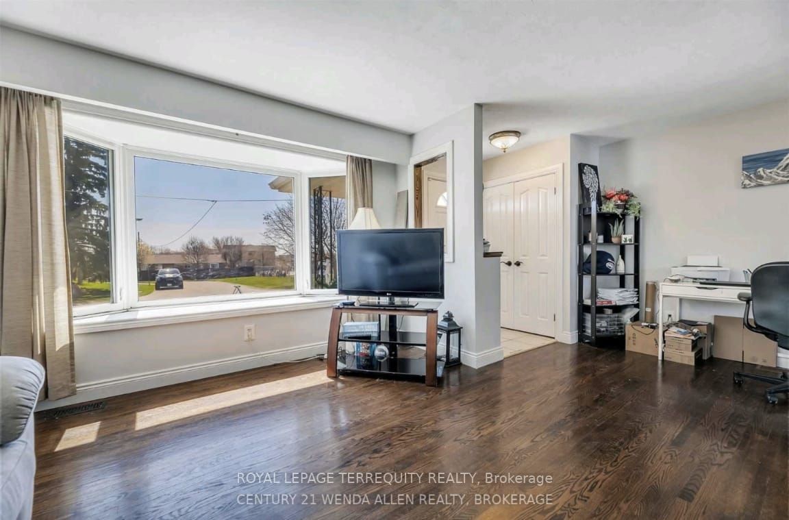 81 Parkway Cres