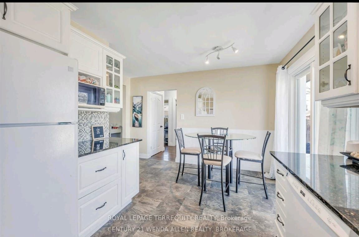 81 Parkway Cres