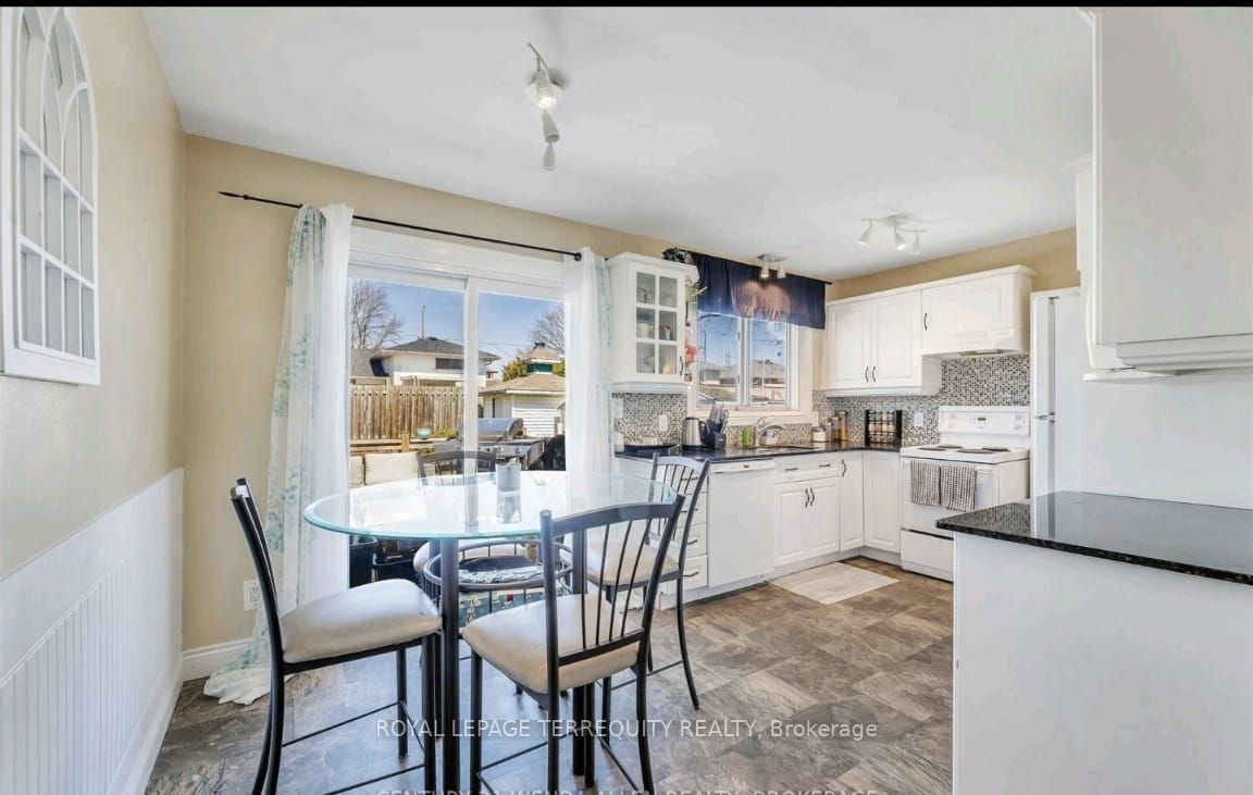 81 Parkway Cres