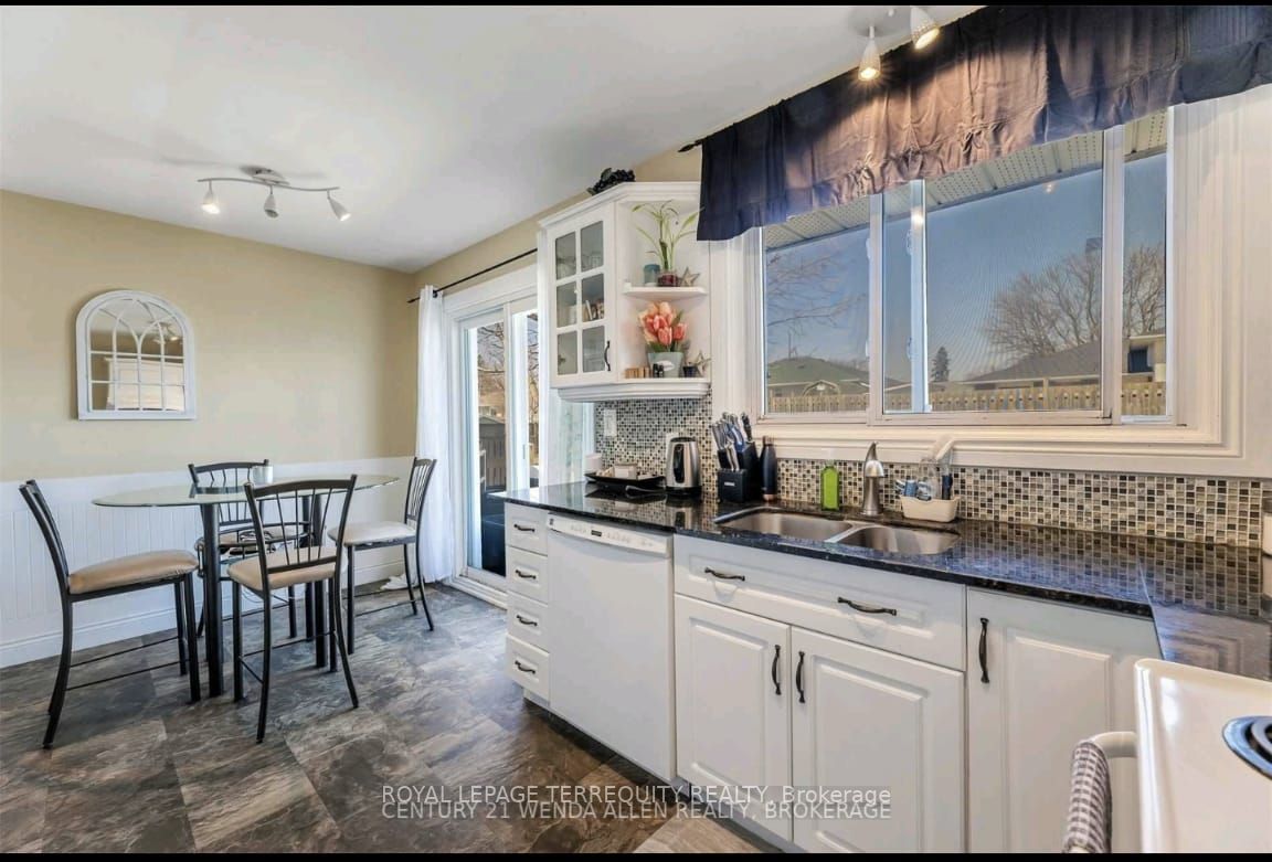 81 Parkway Cres