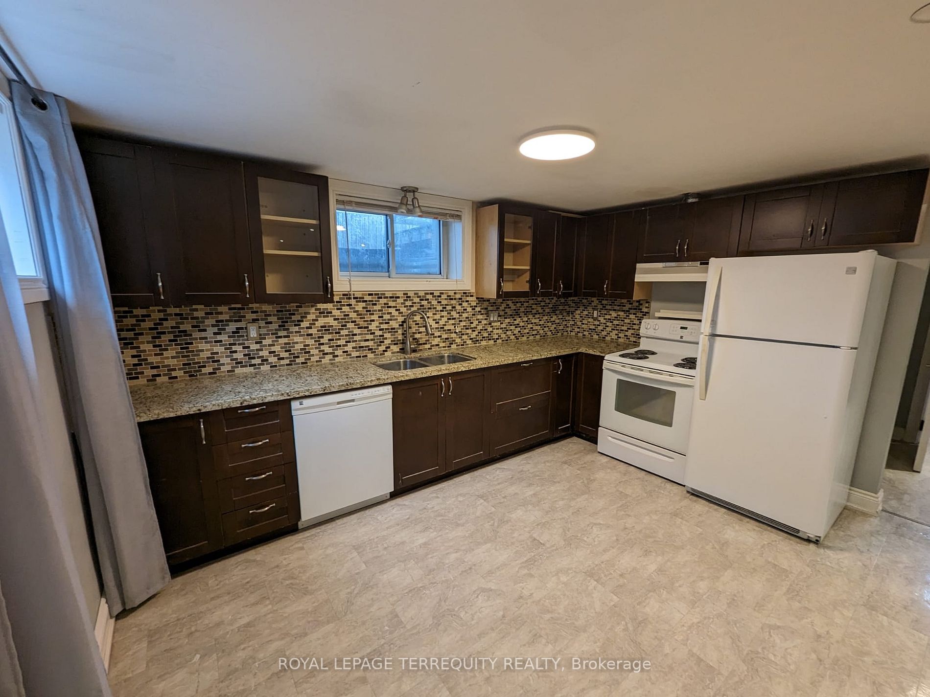 81 Parkway Cres