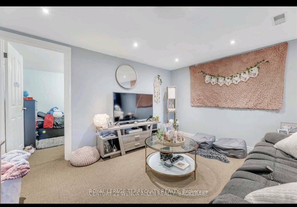 81 Parkway Cres