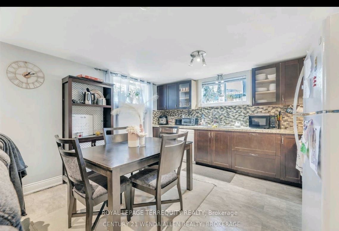 81 Parkway Cres