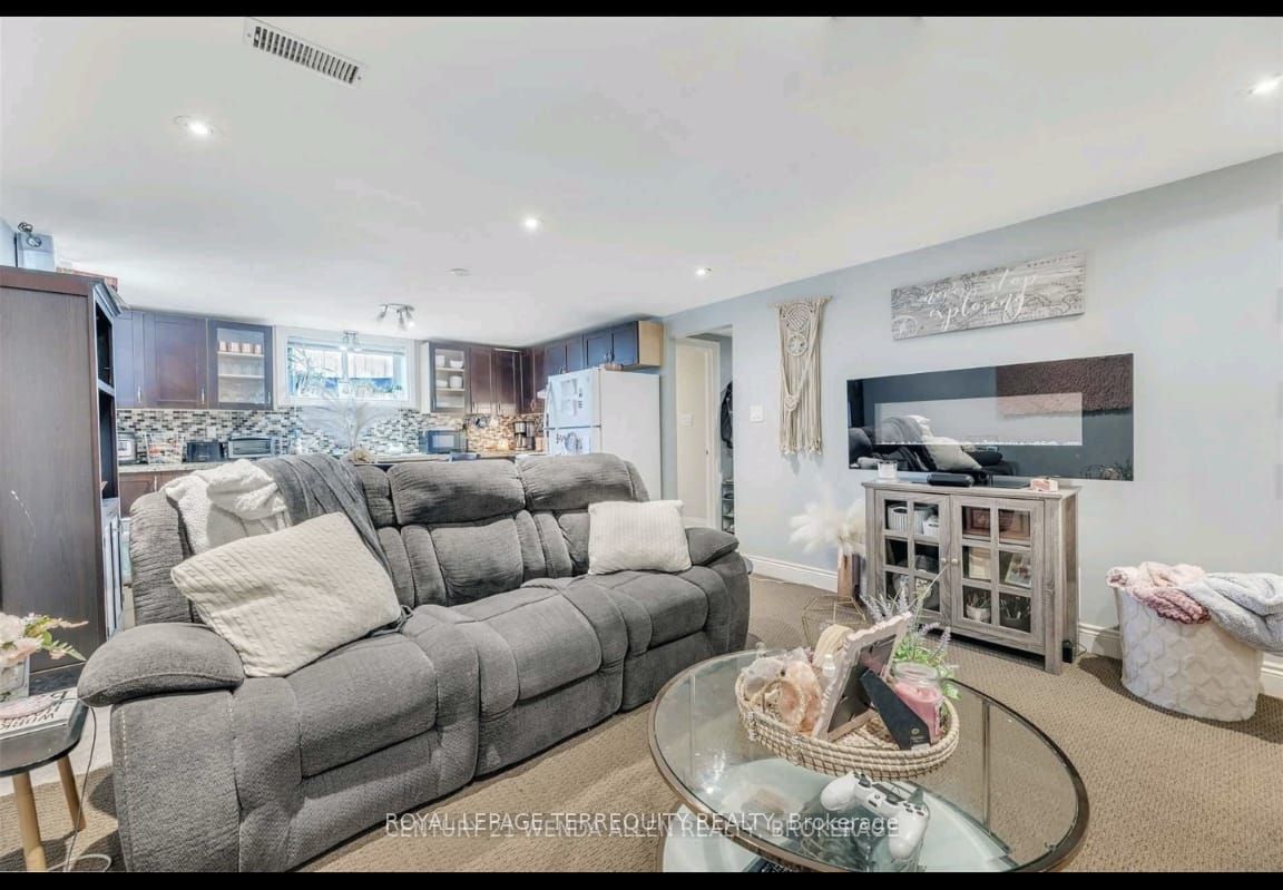 81 Parkway Cres