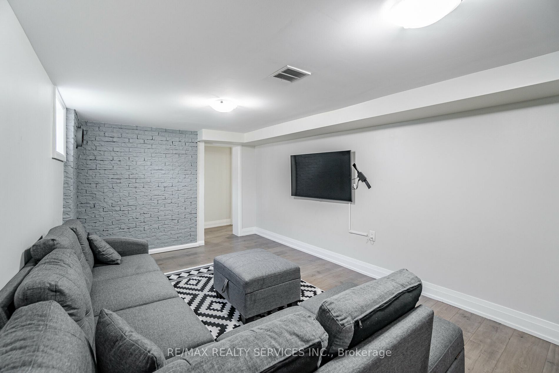 89 Darlingside Dr