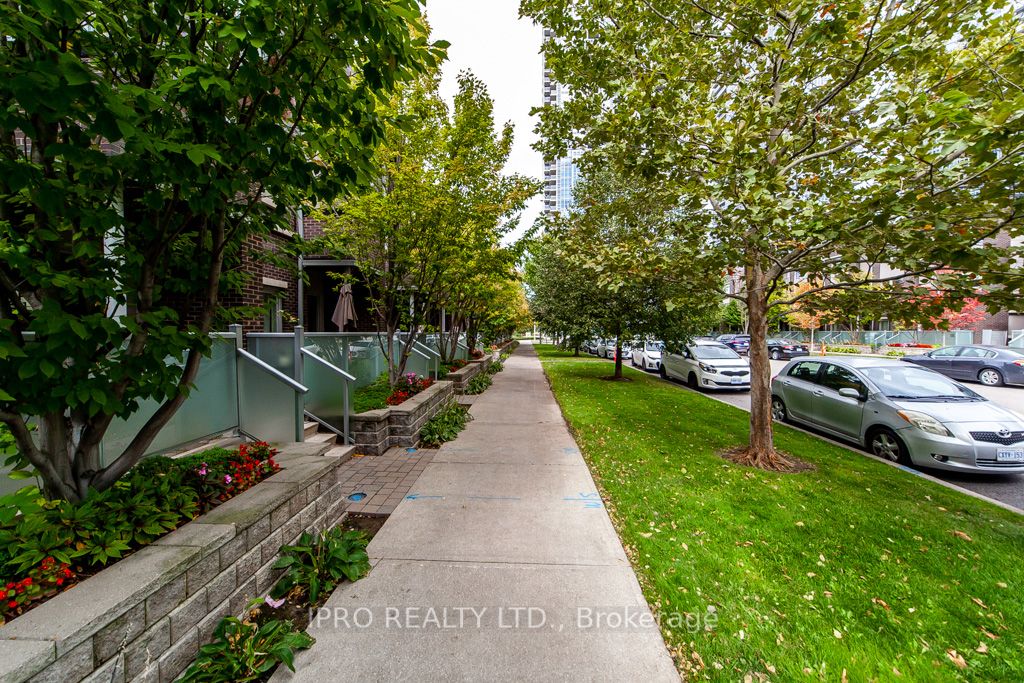 315 Village Green Sq, #51