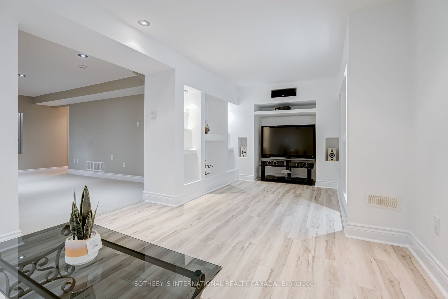 181 Carnwith Dr W