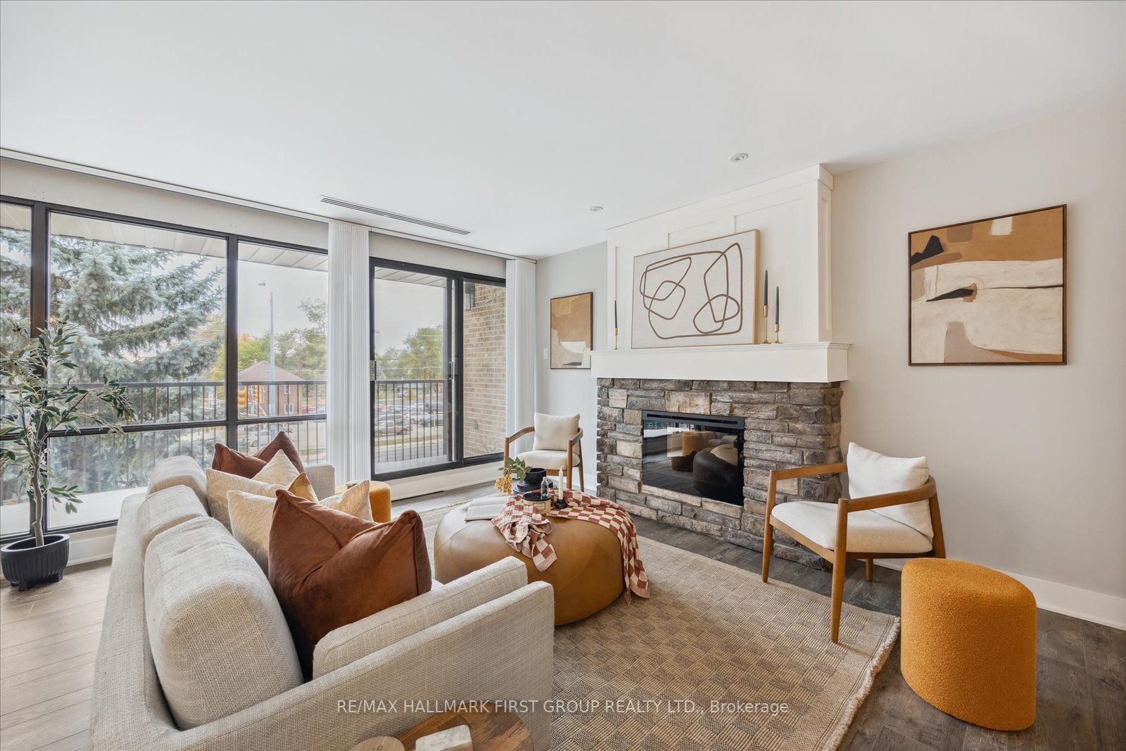 337 Simcoe St N, #306