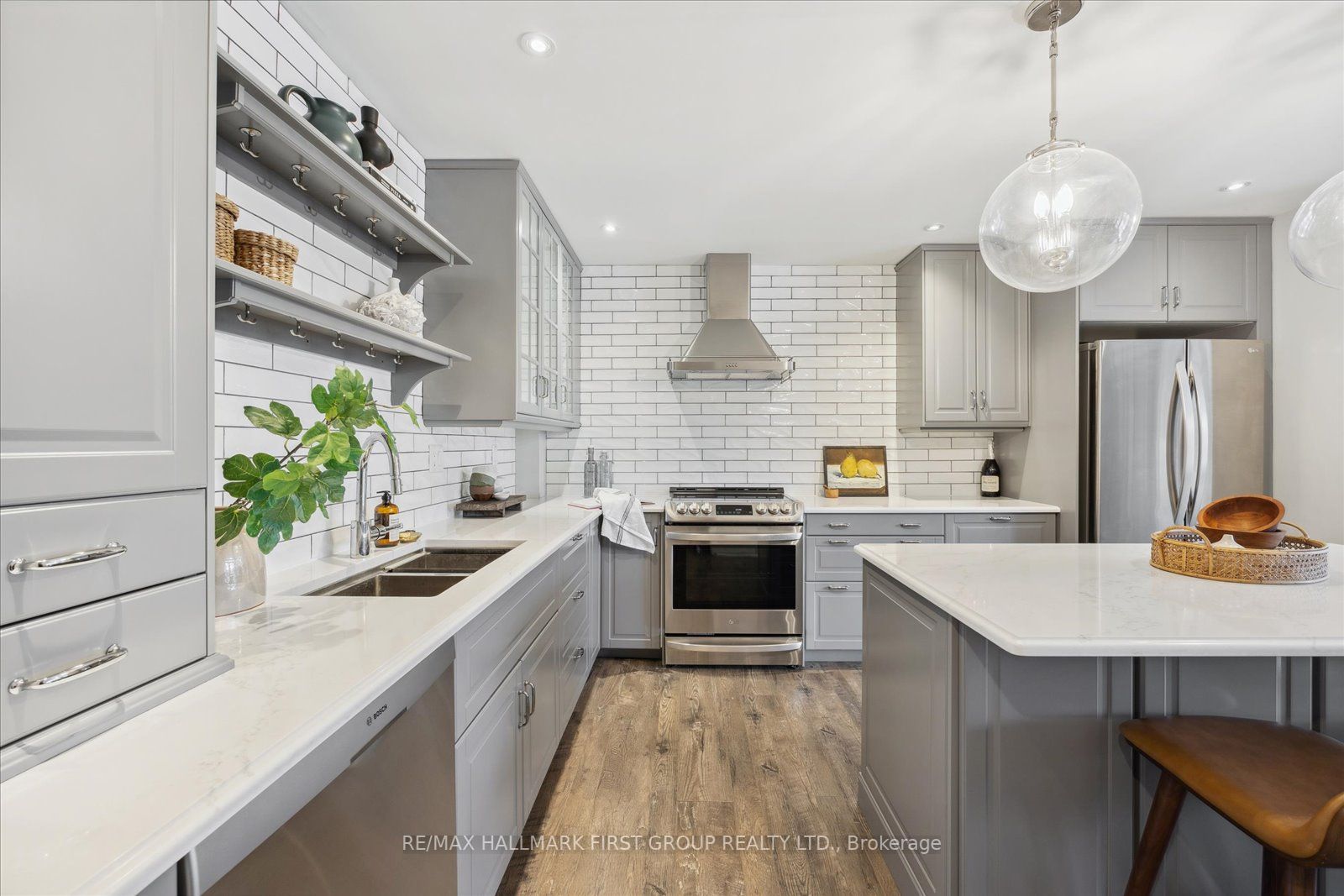 337 Simcoe St N, #306