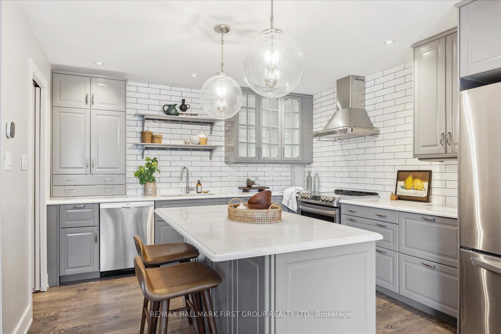 337 Simcoe St N, #306