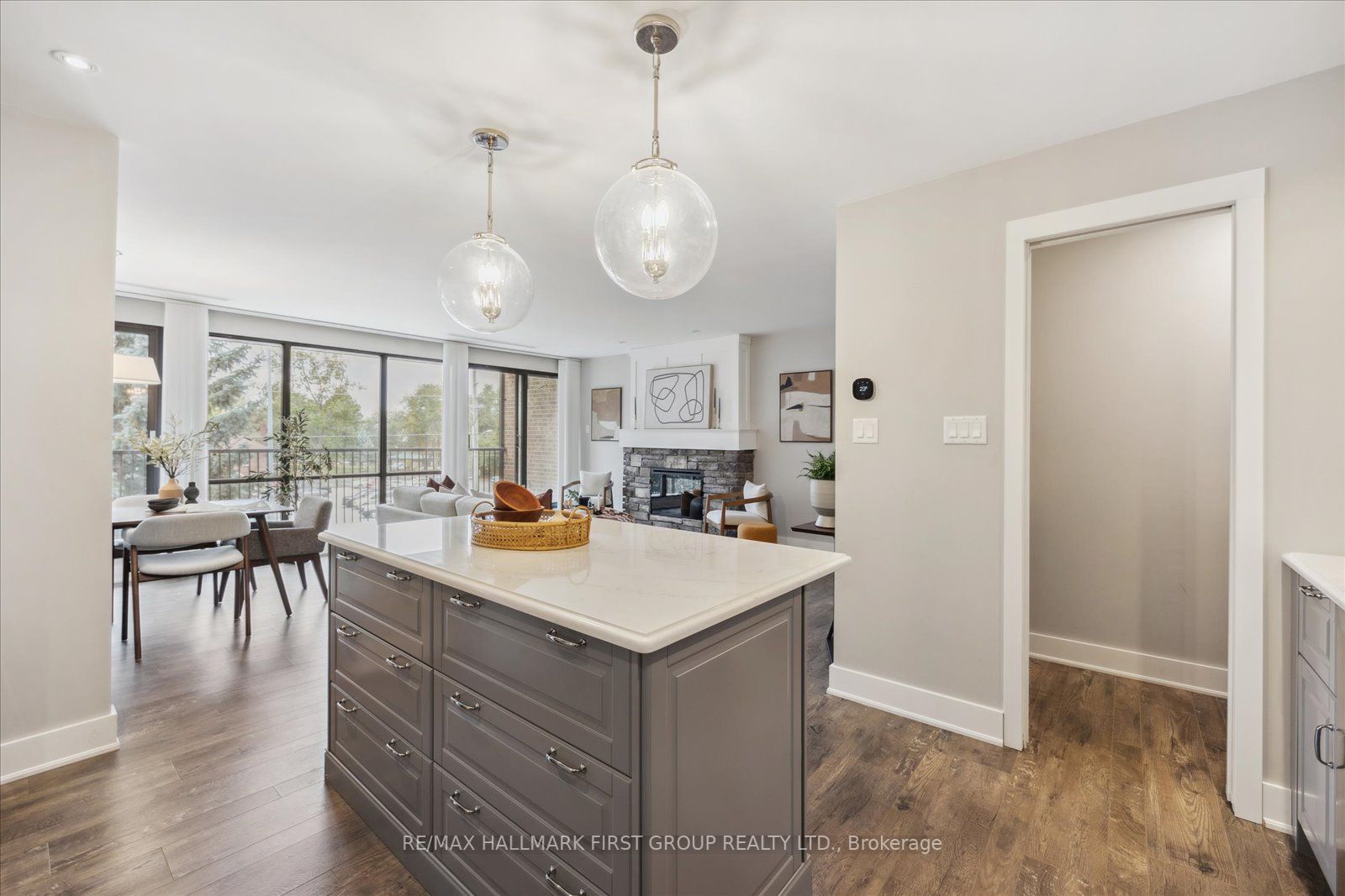 337 Simcoe St N, #306