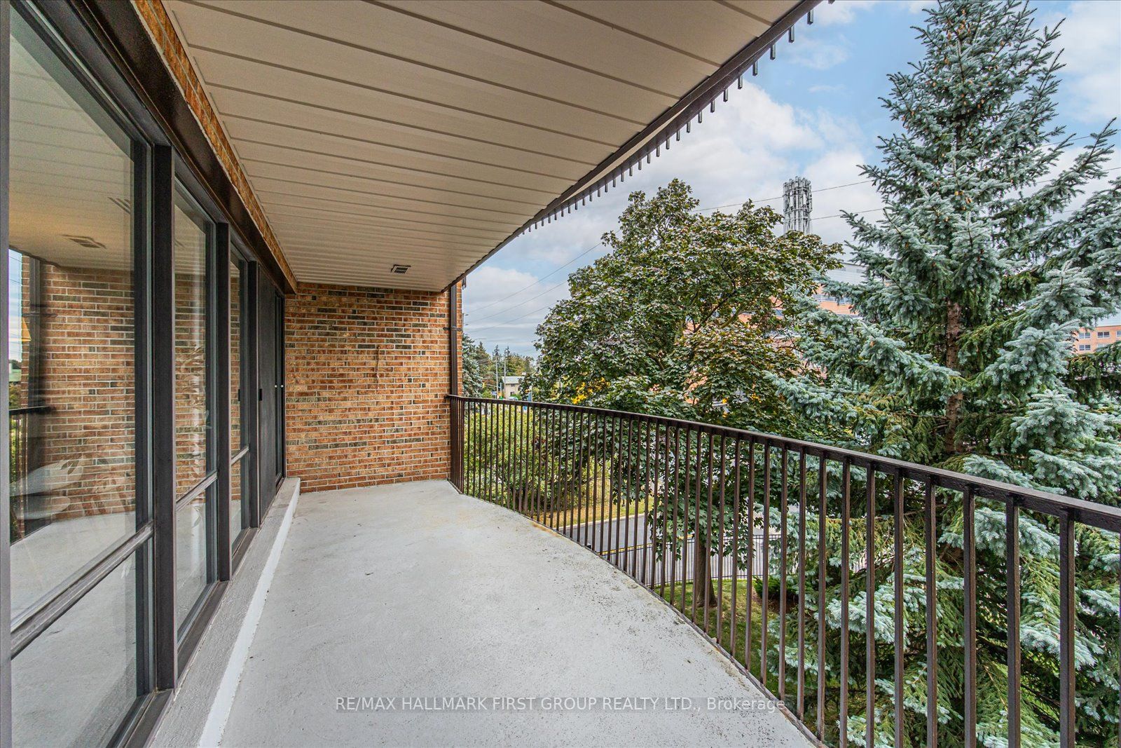 337 Simcoe St N, #306