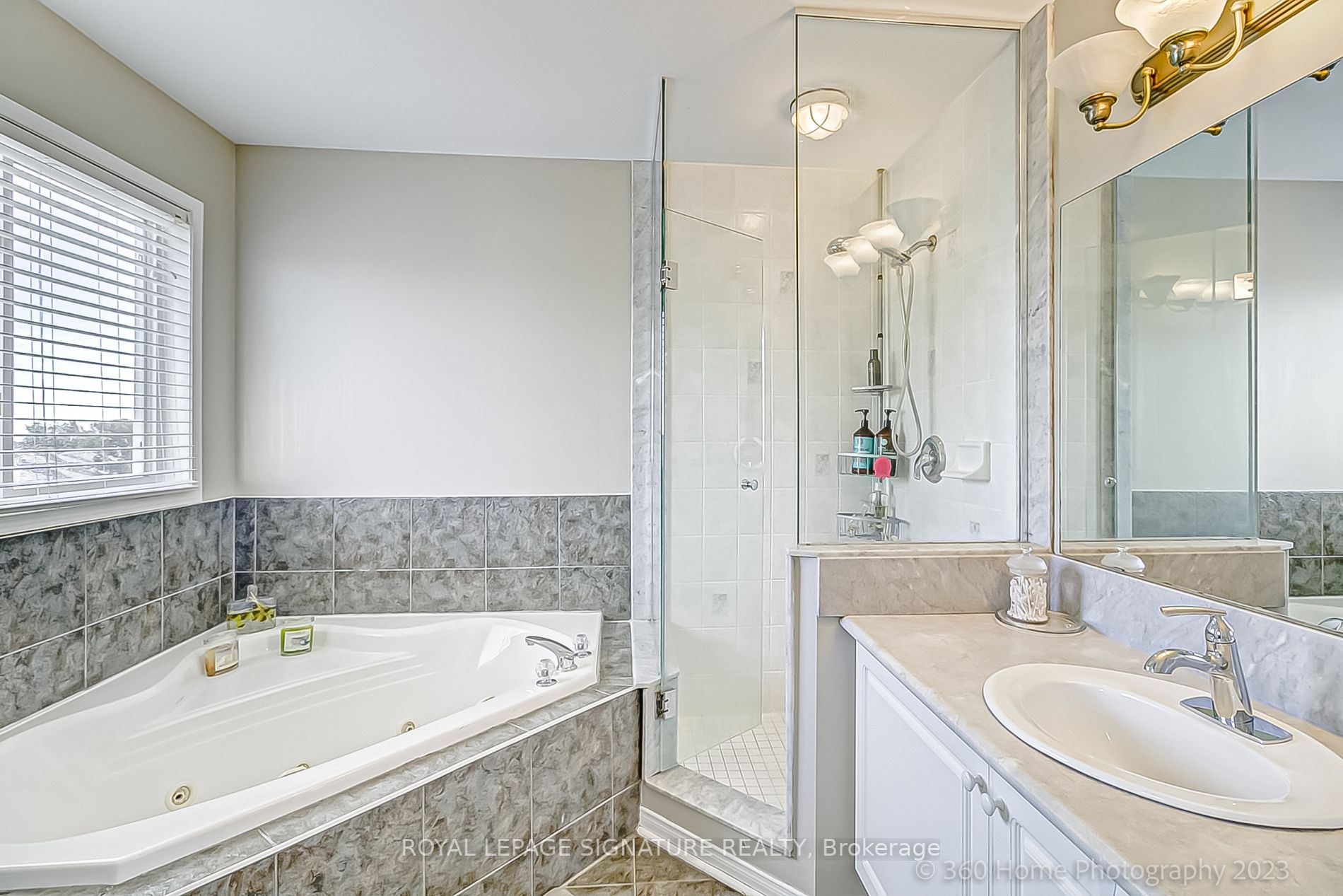 1131 Ashgrove Cres