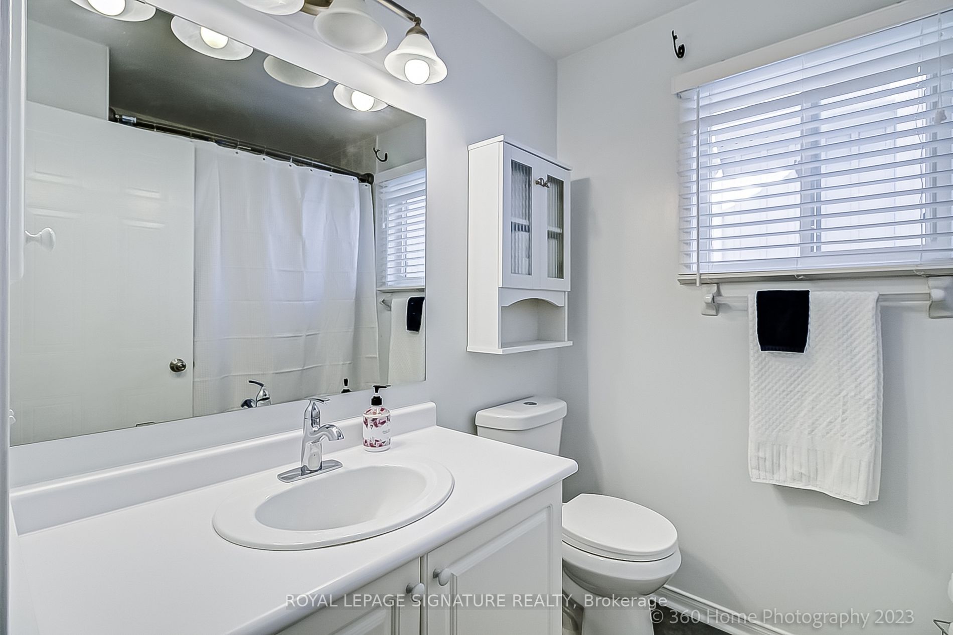 1131 Ashgrove Cres