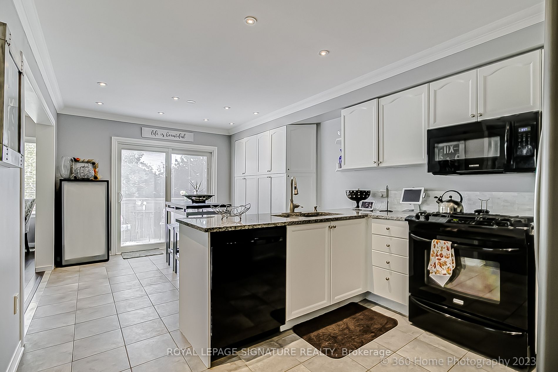 1131 Ashgrove Cres