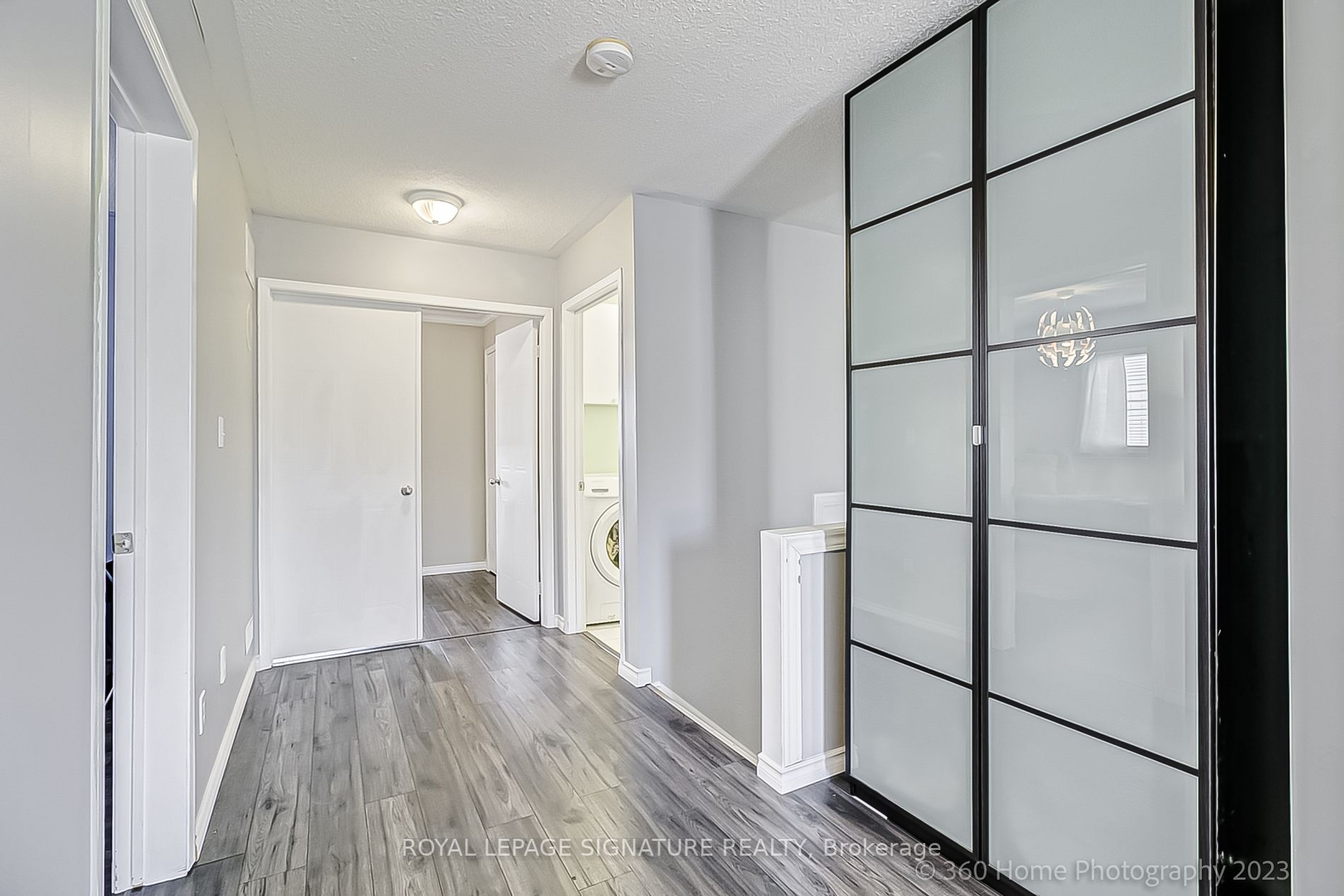 1131 Ashgrove Cres