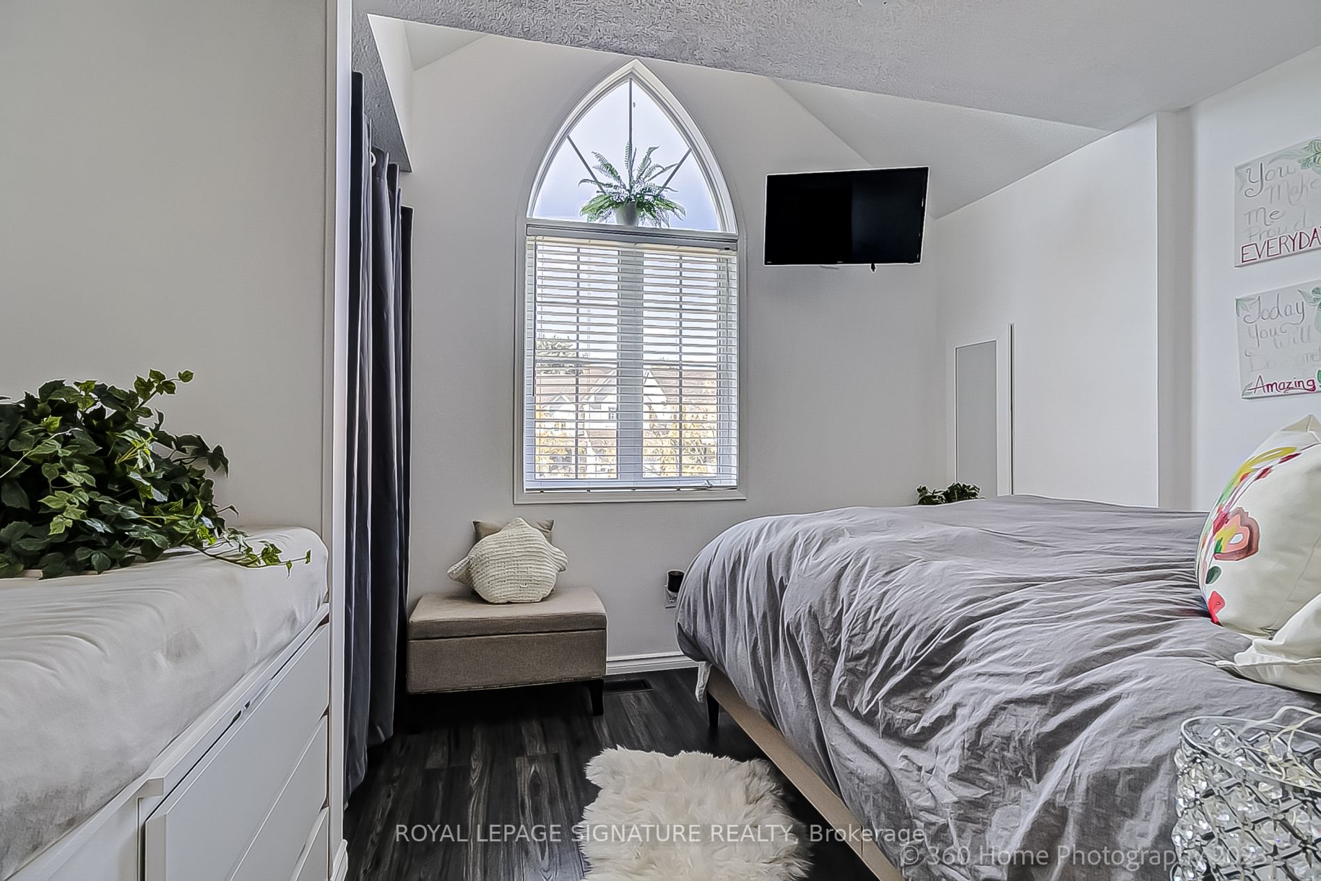 1131 Ashgrove Cres