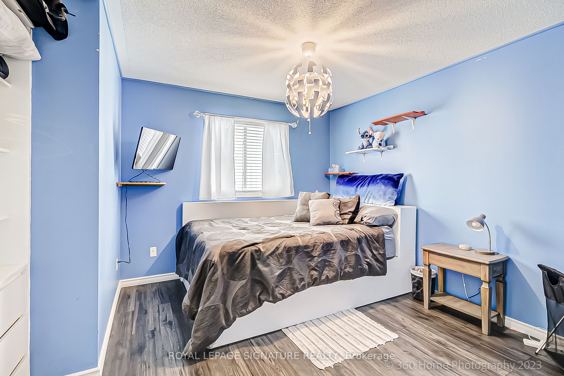 1131 Ashgrove Cres