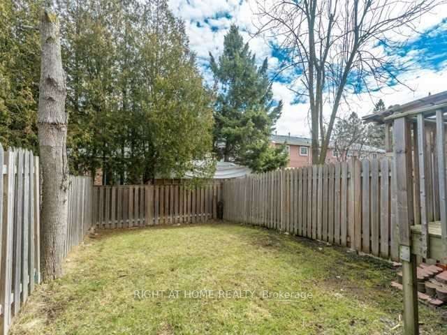 65 Bradstone Square