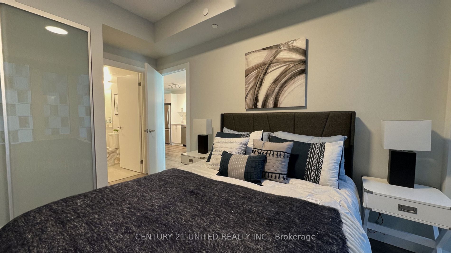 80 Bond Street E, #821