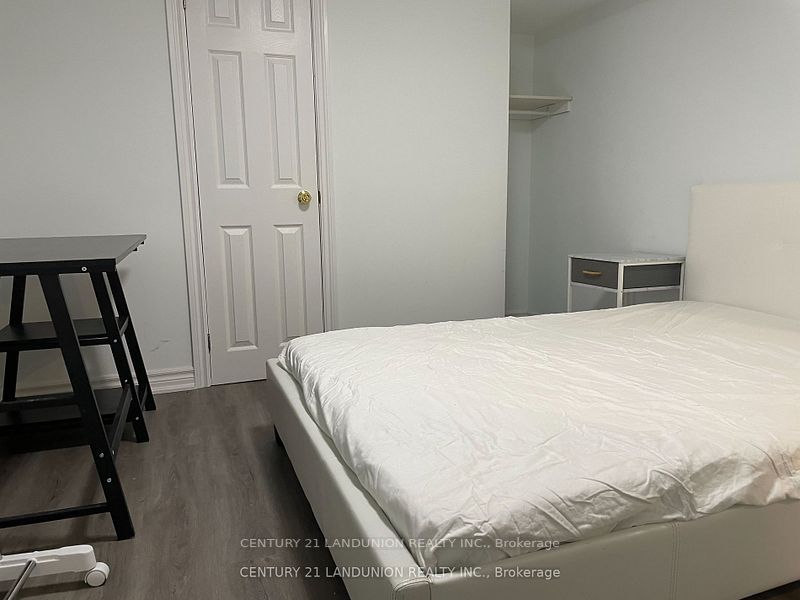 32 Staverton Crt E